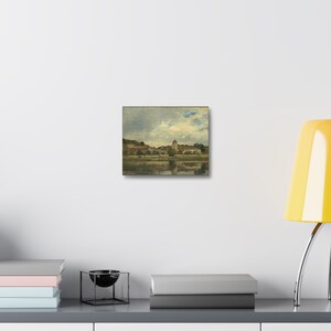 Puede incluir: Una pintura que representa un peque&ntilde;o pueblo con un campanario de iglesia en la distancia, situado en la orilla de un r&iacute;o. El cielo est&aacute; nublado y el agua est&aacute; tranquila, reflejando el paisaje circundante.