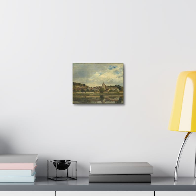 Puede incluir: Una pintura que representa un peque&ntilde;o pueblo con un campanario de iglesia en la distancia, situado en la orilla de un r&iacute;o. El cielo est&aacute; nublado y el agua est&aacute; tranquila, reflejando el paisaje circundante.