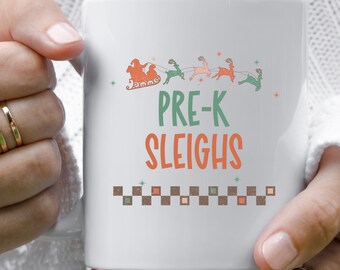Tasse de traîneau Pre K | Cadeau de Noël pour Pre K Teacher | Cadeau de l’enseignant préscolaire | Tasse à chocolat chaud pour les enseignants | Cadeau pour professeur préféré