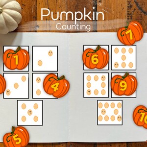 Puede incluir: Una carpeta blanca con el título "Pumpkin Counting" en la parte delantera. La carpeta tiene un juego de tarjetas de conteo de calabazas con los números del 1 al 10 y conjuntos correspondientes de círculos naranjas.