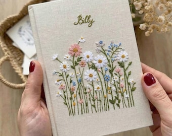 Caderno personalizado com capa de tecido artesanal com estampa de flores silvestres, formato A6, com páginas em branco exclusivas, estilo vintage, em linho bordado à mão.