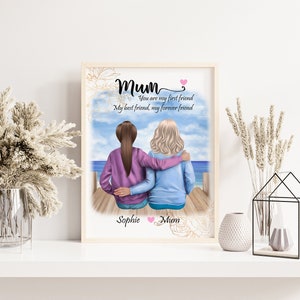 K&ouml;nnte beinhalten: Eine digitale Illustration von zwei Frauen, die auf einem Pier sitzen, mit blauem Himmel und Meer im Hintergrund. Der Text lautet "Mum You are my first friend My best friend, my forever friend Sophie Mum".