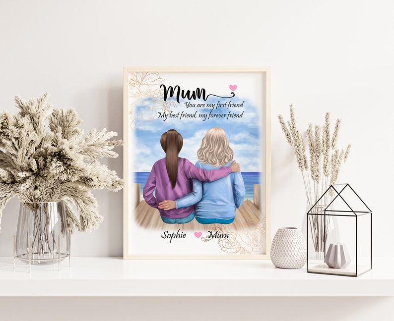 K&ouml;nnte beinhalten: Eine digitale Illustration von zwei Frauen, die auf einem Pier sitzen, mit blauem Himmel und Meer im Hintergrund. Der Text lautet "Mum You are my first friend My best friend, my forever friend Sophie Mum".