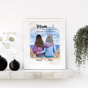 K&ouml;nnte beinhalten: Eine Aquarellillustration von zwei Frauen, die auf einem Pier sitzen, mit dem Text "Mum You are my first friend My best friend, my forever friend Natalie Mum".