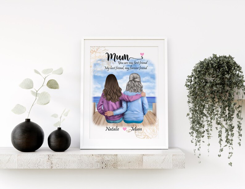 K&ouml;nnte beinhalten: Eine Aquarellillustration von zwei Frauen, die auf einem Pier sitzen, mit dem Text "Mum You are my first friend My best friend, my forever friend Natalie Mum".