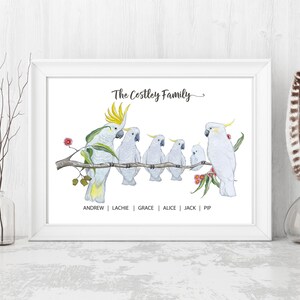 Pu&ograve; includere: Stampa con cornice bianca con un'illustrazione ad acquerello di una famiglia di cacatua su un ramo. Gli uccelli sono bianchi con creste gialle. Il testo "The Costley Family" &egrave; sopra, con i nomi sotto.