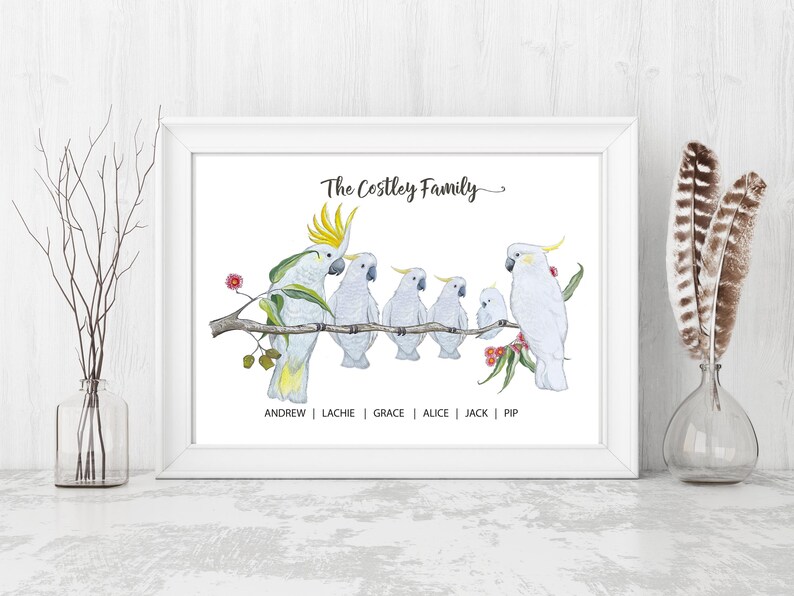 Pu&ograve; includere: Stampa con cornice bianca con un'illustrazione ad acquerello di una famiglia di cacatua su un ramo. Gli uccelli sono bianchi con creste gialle. Il testo "The Costley Family" &egrave; sopra, con i nomi sotto.