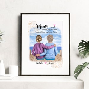 K&ouml;nnte beinhalten: Eine Aquarell-Illustration von zwei Frauen, die auf einem Steg sitzen und auf das Meer blicken. Die Frau im lila Pullover hat ihren Arm um die Frau im blauen Pullover gelegt. Der Text lautet "Mum Du bist meine erste Freundin Meine beste Freundin, meine Freundin f&uuml;r immer Natalie Mum".