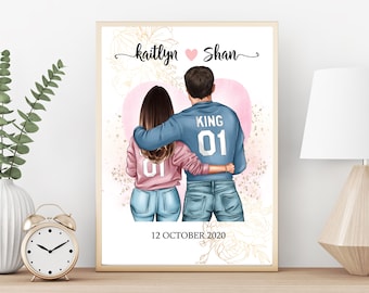 Op de afbeelding: Een digitale illustratie van een stel, een vrouw en een man, die rug aan rug staan met hun armen om elkaar heen. De vrouw draagt een roze trui met het nummer "01" op de rug en de man draagt een blauwe trui met de woorden "KING 01" op de rug. Het stel staat voor een roze hart met gouden bloemmotieven. De tekst "kaitlyn ♥ shan" en "12 OKTOBER 2020" staat boven en onder in de afbeelding.