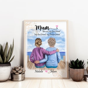 K&ouml;nnte beinhalten: Eine digitale Illustration von zwei Frauen, die auf einem Steg sitzen und auf das Meer blicken. Die Frau im Vordergrund hat ihren Arm um die Frau hinter ihr gelegt. Der Text lautet "Mutter Du bist meine erste Freundin Meine beste Freundin, meine Freundin f&uuml;r immer Natalie Mutter".