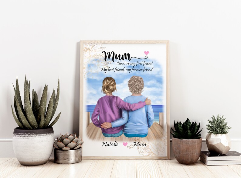 K&ouml;nnte beinhalten: Eine digitale Illustration von zwei Frauen, die auf einem Steg sitzen und auf das Meer blicken. Die Frau im Vordergrund hat ihren Arm um die Frau hinter ihr gelegt. Der Text lautet "Mutter Du bist meine erste Freundin Meine beste Freundin, meine Freundin f&uuml;r immer Natalie Mutter".