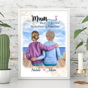 K&ouml;nnte beinhalten: Eine gerahmte Illustration von zwei Personen, die auf einem Holzsteg sitzen und auf das Meer blicken. Der Text lautet "Mum Du bist mein erster Freund Mein bester Freund, mein Freund f&uuml;r immer" und ist mit "Natalie Mum" signiert.