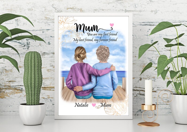 K&ouml;nnte beinhalten: Eine gerahmte Illustration von zwei Personen, die auf einem Holzsteg sitzen und auf das Meer blicken. Der Text lautet "Mum Du bist mein erster Freund Mein bester Freund, mein Freund f&uuml;r immer" und ist mit "Natalie Mum" signiert.