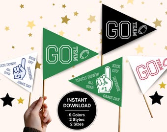 Puede incluir: Una colección de banderines en varios colores, incluyendo verde, negro y blanco, con gráficos temáticos de fútbol americano. Las banderas presentan las palabras "GO TEAM" e ilustraciones de fútbol. Algunas banderas también muestran una mano con el número uno y las palabras "TOUCH DOWN!" y "GAME DAY."