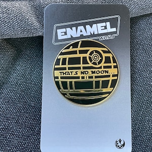 Insignia de pin esmaltado con la inscripción "No es una luna" de la Estrella de la Muerte inspirada en Star War