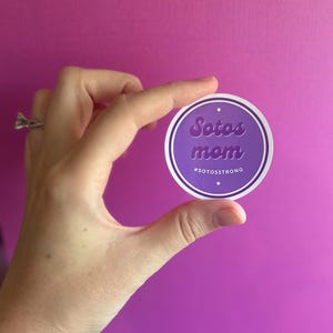 Sticker maman syndrome de Sotos | Sticker violet ou rose de sensibilisation au syndrome de Sotos | Sticker rond | Autocollant de qualité automobile
