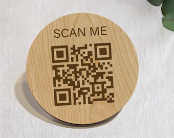 Imán de madera con código QR circular y texto "ESCANÉAME"