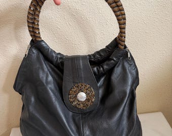 Oryginalna, miękka, czarna, skórzana torebka typu hobo z koralikowymi uchwytami, unikatowa w stylu boho
