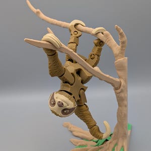 3D printed movable sloth – Flexible decorative model with loving details, optionally with tree for hanging