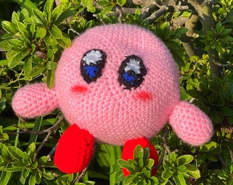 Kirby Stuffie • Schattige Nintendo-knuffel om mee te knuffelen, Super Smash Bros-personagethema, handgemaakt met acrylgaren