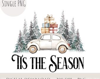 Op de afbeelding: Een witte vintage auto met een stapel ingepakte cadeaus op het dak, rijdend door een besneeuwd bos. De tekst "Tis the Season" staat onder de auto.