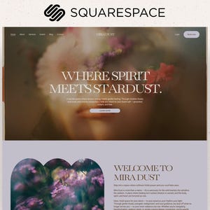 Könnte beinhalten: Ein Website-Design für Mira Dust, mit einem weichen, verschwommenen Bild mit dem Text "WHERE SPIRIT MEETS STARDUST". Das Design verwendet eine gedämpfte Farbpalette mit floralen Akzenten und dem Squarespace-Logo.