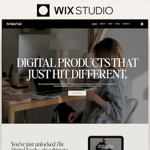 Op de afbeelding: Website-ontwerp met het Wix Studio-logo en de tekst "DIGITAL PRODUCTS THAT JUST HIT DIFFERENT." The Digital Vault wordt ook genoemd. Een persoon zit aan een bureau met een laptop.