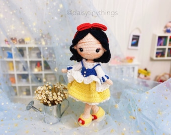Patrón PDF de la muñeca amigurumi Princesa de las Nieves a crochet, inspirado en el espejo (en inglés)