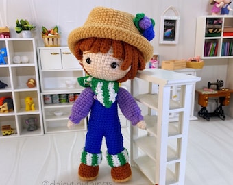 Patrón PDF de muñeco amigurumi Inspirado en Huckleberry boy, muñeco jardinero amigurumi en inglés