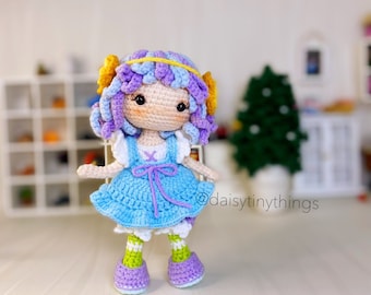 Patrón de muñeca de amigurumi ángel niña de ganchillo, amigurumi niña fruta, muñeca azul estilo cottagecore, patrón de ganchillo caprichoso en inglés