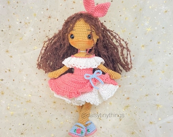 Amigurumi doll pattern, crochet Suri doll, crochet girl doll pattern, pdf pattern in English (US term).