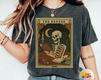 Comfort Colors® The Reader tarotkaartshirt, skeletleesshirt, uniseks tarotkaartshirt, cadeau boekenliefhebber, leesgrage cadeau, cadeau tarotliefhebber
