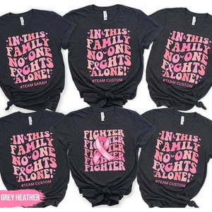 In questa famiglia nessuno combatte da solo Maglietta di supporto per il cancro al seno, Maglietta per chi combatte contro il cancro al seno, Maglietta coordinata per il gruppo di supporto per la famiglia contro il cancro