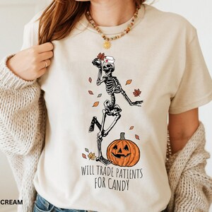 ハロウィンナース、面白いスケルトンナースシャツ、ナースへのギフト、かわいいナースシャツ、ハロウィン RN 夜勤、医療用ハロウィン T シャツ