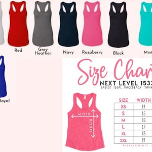 Op de afbeelding: Maattabel voor een racerback tanktop in verschillende kleuren, waaronder wit, rood, grijs melange, marine, framboos, zwart, mint en koninklijk blauw. De tabel toont maten XS tot 2XL met de bijbehorende breedte- en lengtematen in inches.