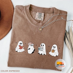 Bücherwurm Geist Shirt, süßes Halloween Lese T-Shirt, Comfort Colors® Spooky Buch-Liebhaber-Shirt, Geist-Kaffee-Shirt, lustige Herbst-Lehrer Geschenke