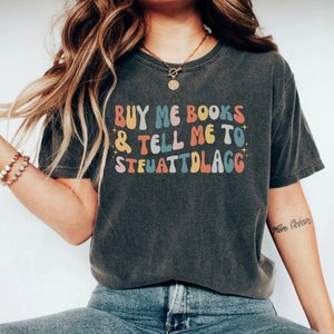 Kaufe mir Bücher und sag mir zu STFUATTDLAGG Shirt, Smut Reader Tshirt, Smuttrovert Tshirt, Lustiges Leseshirt, Spicy Book Liebhaber, Bibliothekar