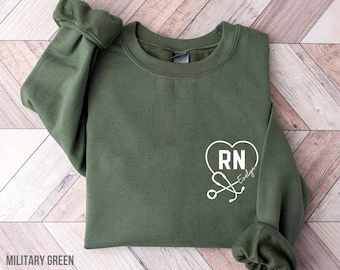Sudadera de enfermera titulada personalizada con nombre, camiseta de bolsillo personalizada, atuendo de enfermera, ropa de agradecimiento para enfermeras, bonito regalo para enfermeras.