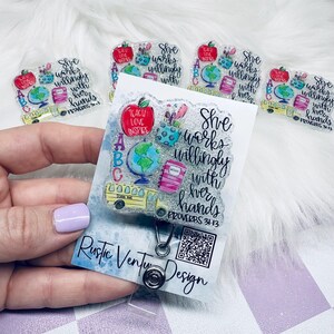 Può includere: Portabadge trasparente a tema scolastico. Il design include una mela rossa, un mappamondo, libri e un autobus scolastico giallo. Il testo recita "She works willingly with her hands Proverbs 31:13".