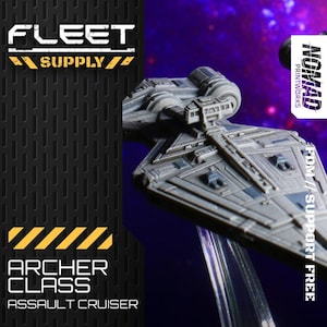 Puede incluir: Un modelo impreso en 3D de color gris y blanco de una nave espacial, la Archer Class Assault Cruiser. El modelo está en un soporte transparente y tiene un fondo negro con el texto "FLEET SUPPLY" y "NOMAD PRINTWORKS FDM / SUPPORT FREE".