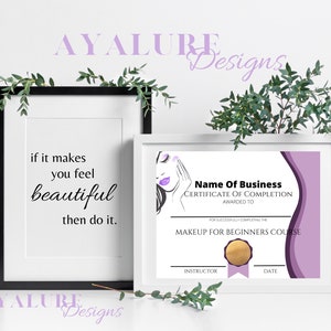 Può includere: Un certificato di completamento per un corso di trucco per principianti. Il certificato è stampato su carta bianca con un design viola e bianco. Il testo "Nome dell'azienda" è in cima al certificato. Il testo "Certificato di completamento" è sotto il nome dell'azienda. Il testo "Conferito a" è sotto il titolo del certificato. Il testo "Per aver completato con successo il corso di trucco per principianti" è sotto il testo "Conferito a". Il testo "Istruttore" e "Data" sono in fondo al certificato.
