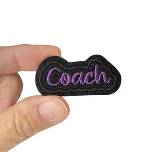 Coach Aufnäher - Kleines gesticktes Namensschild für Jacken, Taschen, Uniformen - 2,5 x 5,5 cm individueller Sportcoach Patch
