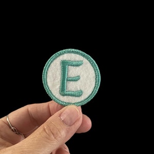 Letra circular - Ferro de passar/costurar - Patch bordado - Tamanho pequeno