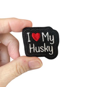 Puede incluir: Parche bordado negro con texto blanco que dice "Amo a mi Husky" y un corazón rojo.