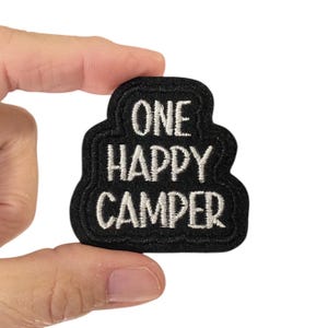 Geborduurde opstrijkpatch One Happy Camper - decoratie kampeerspullen