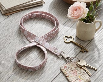 Dusty Pink Floral Fabric Lanyard – White Blossom Wildflower Neck Strap
