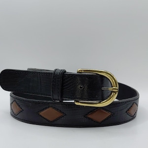 May include: Black leather belt with a gold-coloured buckle. The belt has a textured finish and brown diamond-shaped details. A classic accessory for any wardrobe.