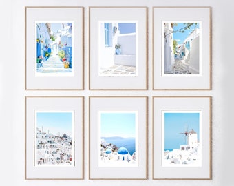 Peut inclure: Six photographies encadrées de bâtiments blanchis à la chaux et de ciels bleus en Grèce. Les photos montrent une rue étroite avec des bâtiments bleus et blancs, un bâtiment blanchi à la chaux avec une porte bleue, une rue étroite avec des bâtiments bleus et blancs, une ville blanchie à la chaux avec des dômes bleus, une ville blanchie à la chaux avec un dôme bleu et un moulin à vent, et une ville blanchie à la chaux avec un dôme bleu.