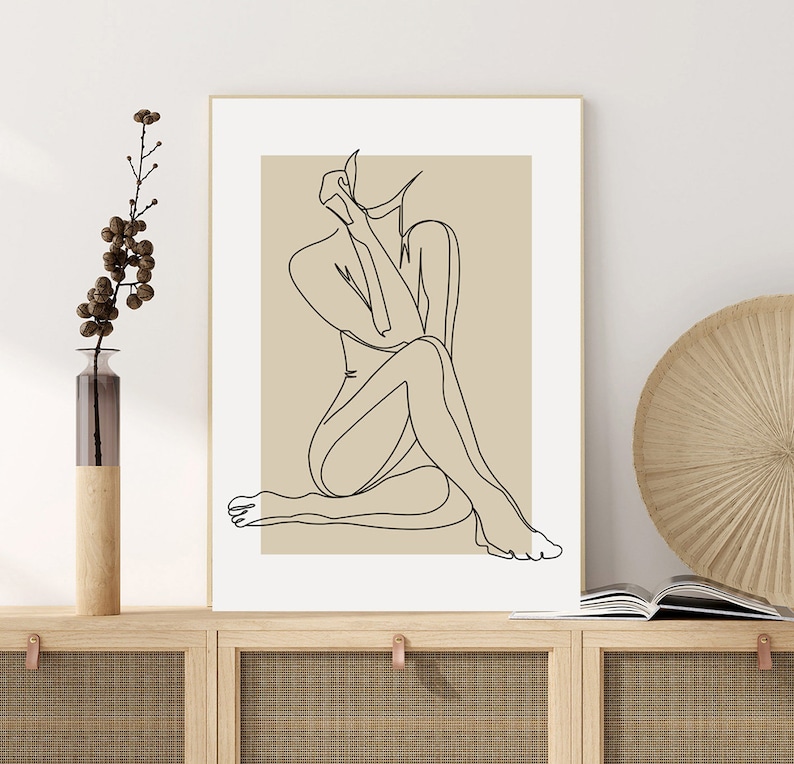 Puede incluir: Un dibujo de l&iacute;nea de una persona sentada con las piernas cruzadas, sobre un fondo beige. El dibujo est&aacute; en blanco y negro.