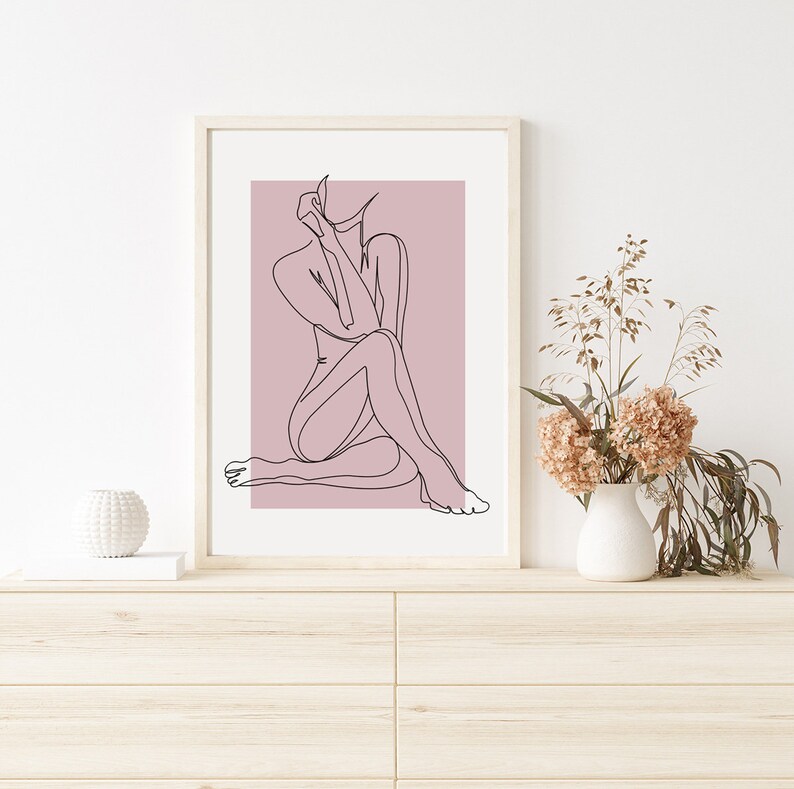 Pu&ograve; includere: Un disegno a linea di una persona seduta con le gambe incrociate, su uno sfondo rosa. Il disegno &egrave; in bianco e nero.
